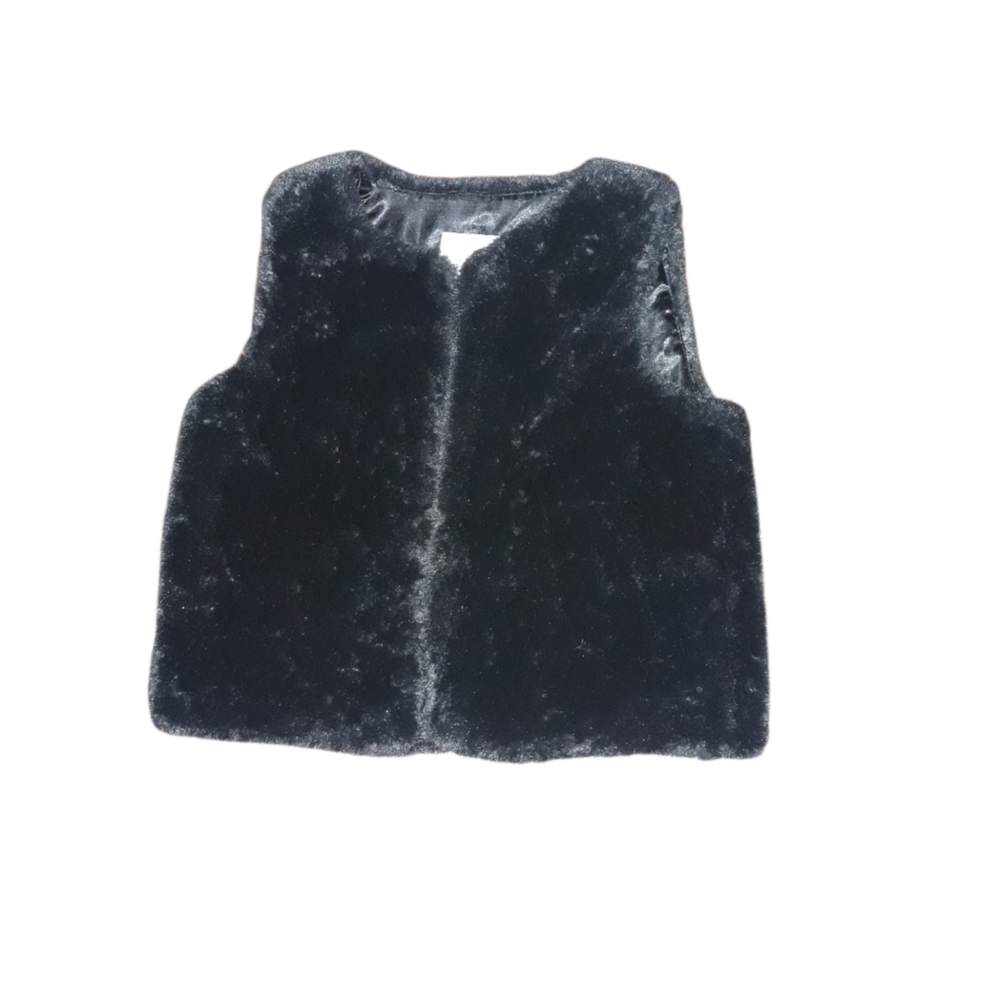 Cat & Jack little girl faux fur size 4/5. Color black